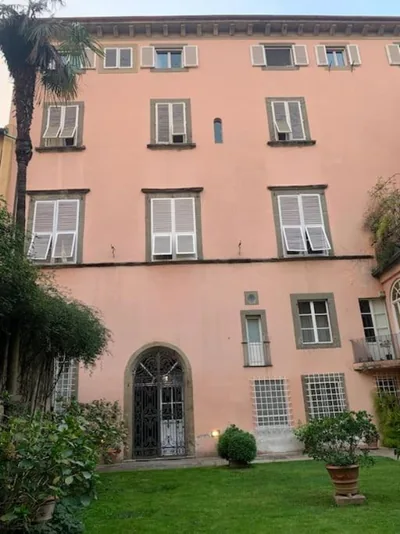 Loft moderno ubicato nel centro storico di Lucca – Foto 5