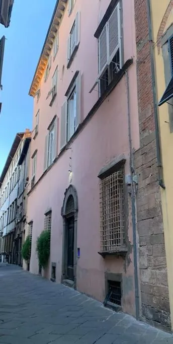 Loft moderno ubicato nel centro storico di Lucca – Foto 12
